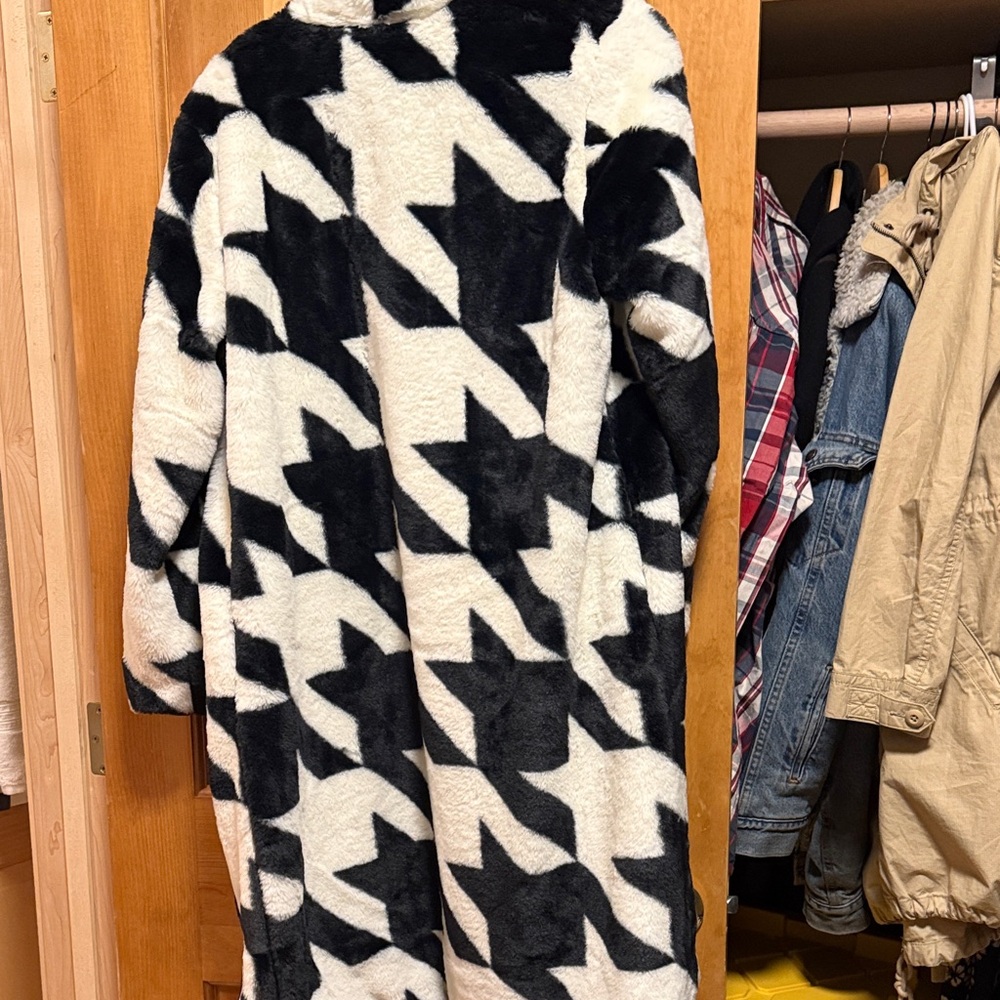 Chic Black and White Teddy Jacket - Picture 6 of 6